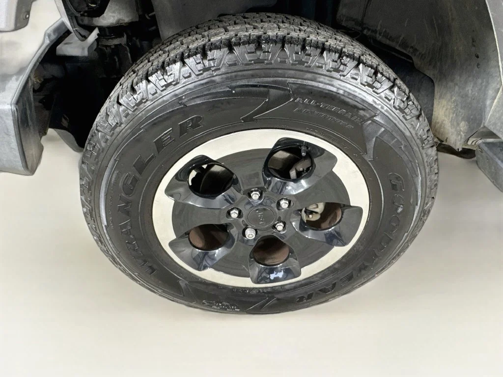 Used 2013 Billet Metallic Clearcoat Jeep Unlimited Sahara image 38