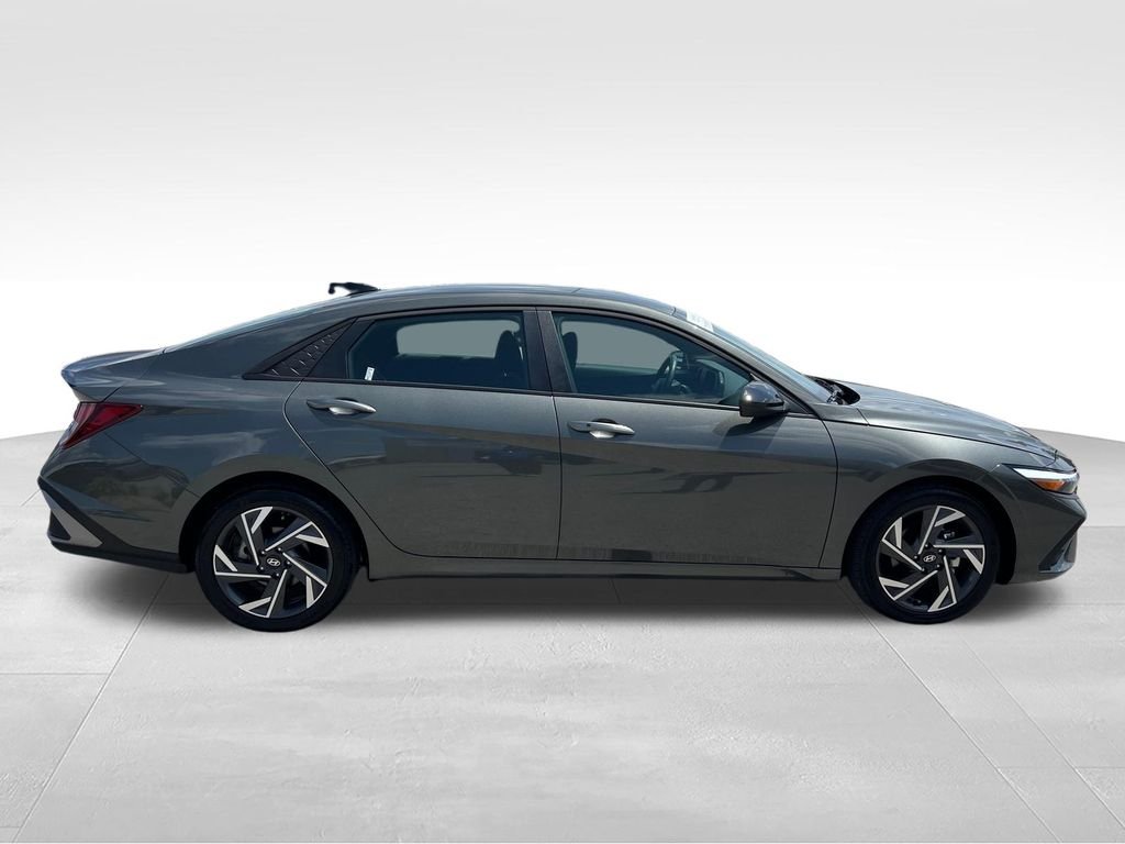 Used 2025 Gray Hyundai SEL Sport image 6