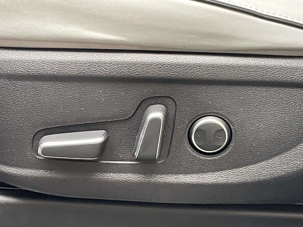 Used 2025 Black Hyundai SEL image 18