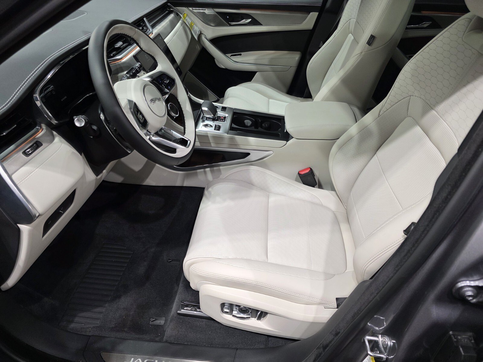 New 2026 Eiger Grey JAGUAR P250 R-DYNAMIC S image 6