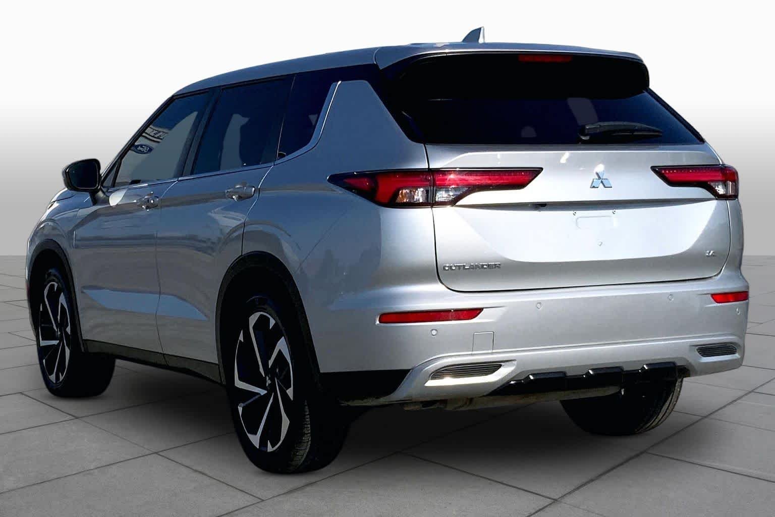 Used 2022 Alloy Silver Metallic Mitsubishi SE image 12