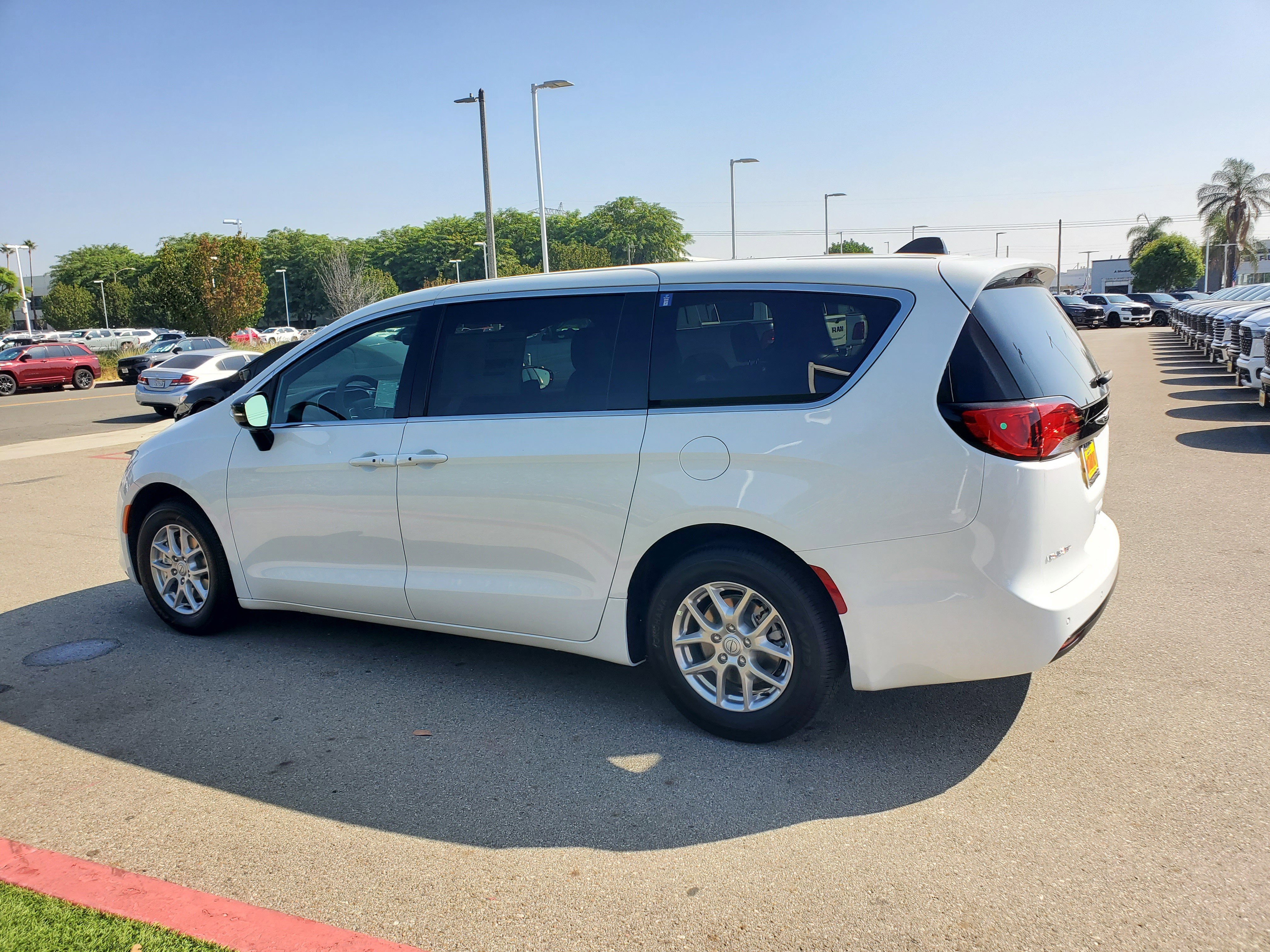 2026 Chrysler Voyager LX - Photo 6
