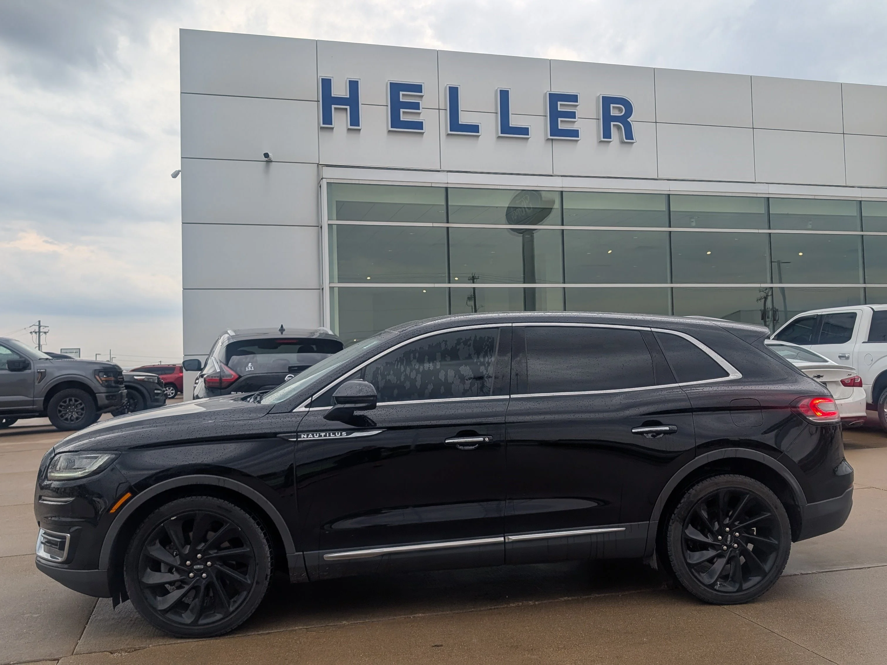 Used 2019 Black Metallic Lincoln Reserve image 3