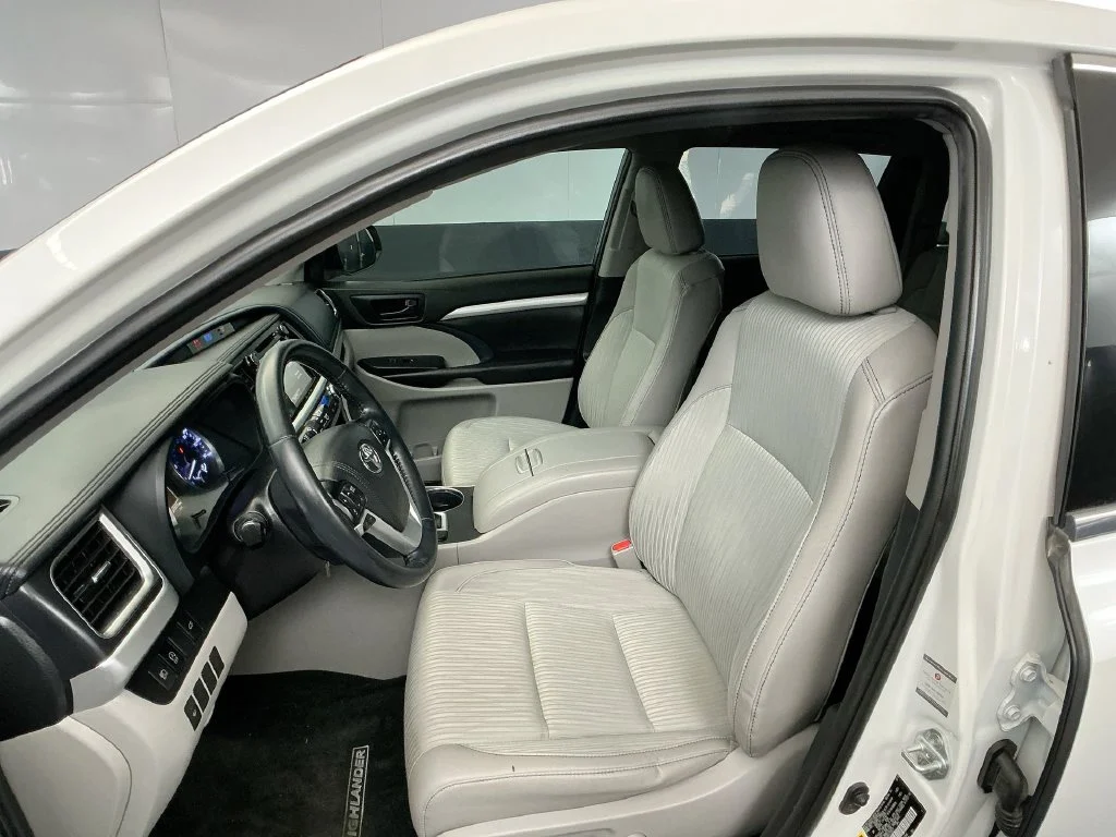 Used 2019 Blizzard Pearl Toyota LE Plus image 31