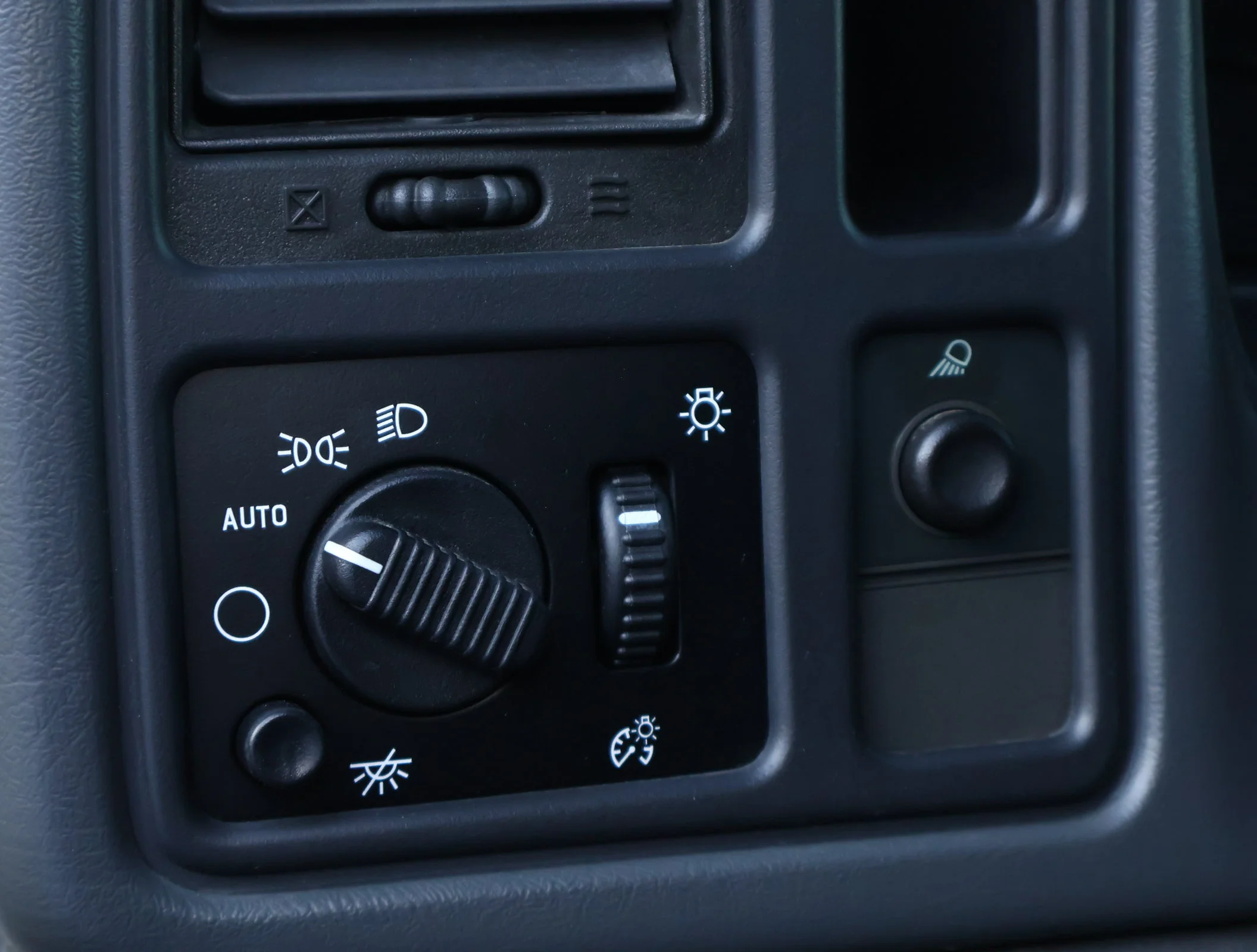Used 2007 Black Chevrolet LS image 9