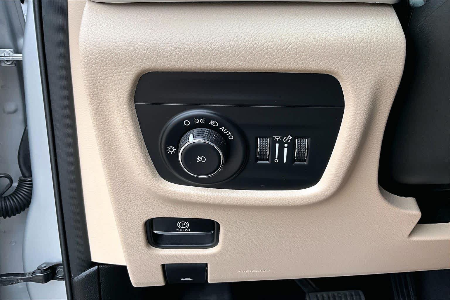 Used 2023 Silver Zynith Jeep Limited image 33
