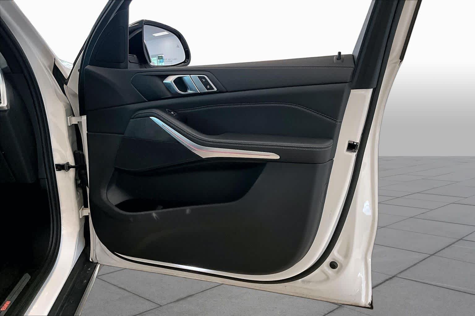 Used 2023 Alpine White BMW sDrive40i image 21