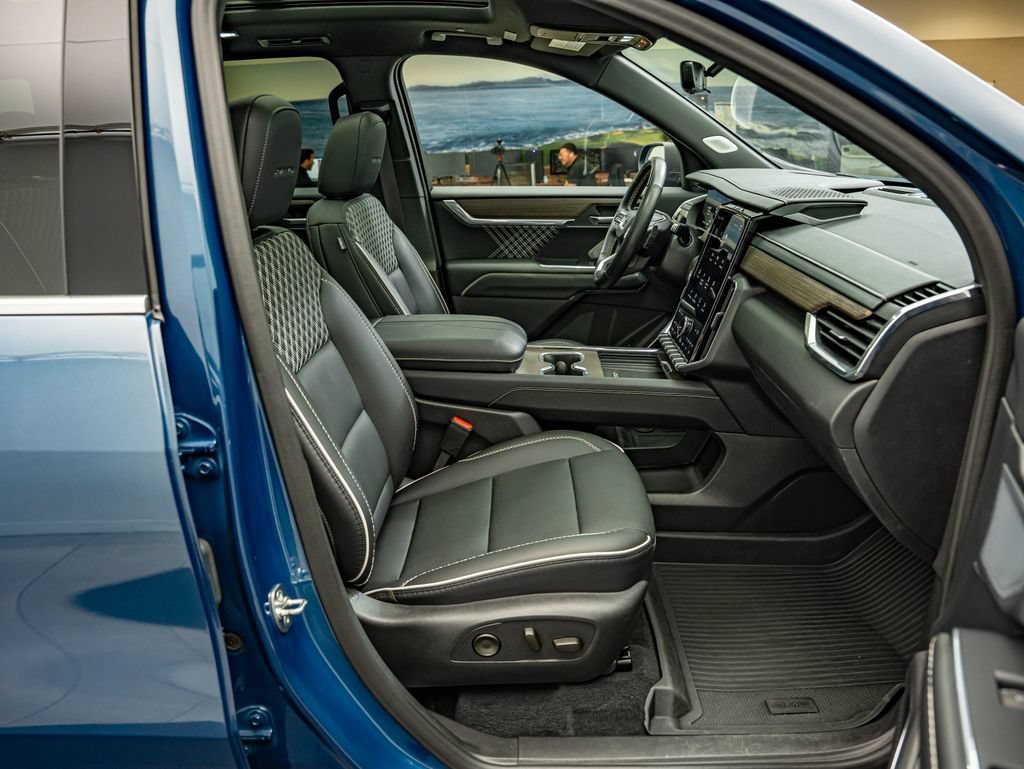 2024 GMC Acadia Denali - Photo 37