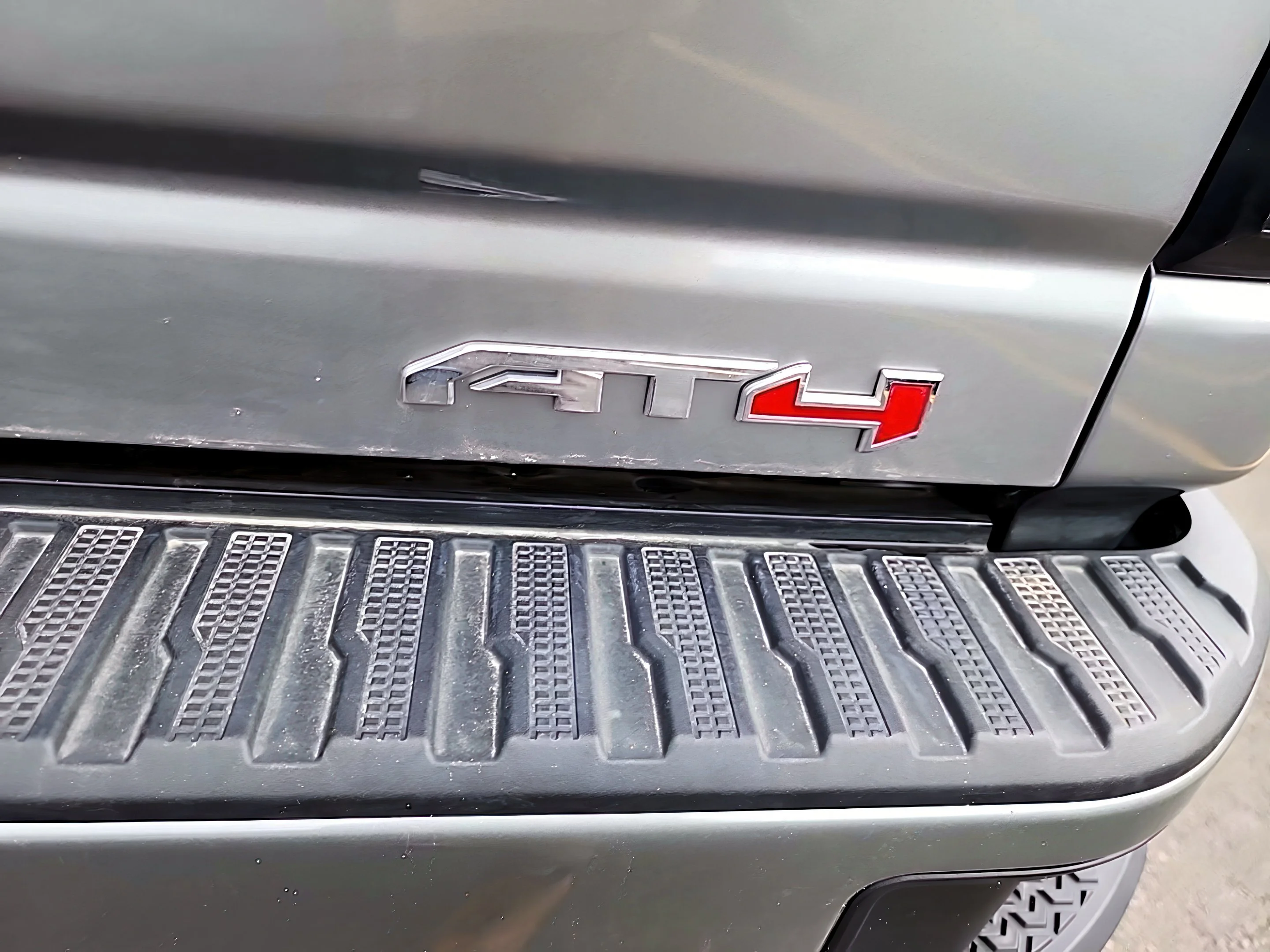 Used 2025 Sterling Metallic GMC AT4 image 14