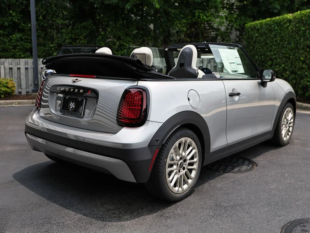 New 2026 Silver MINI Iconic image 7