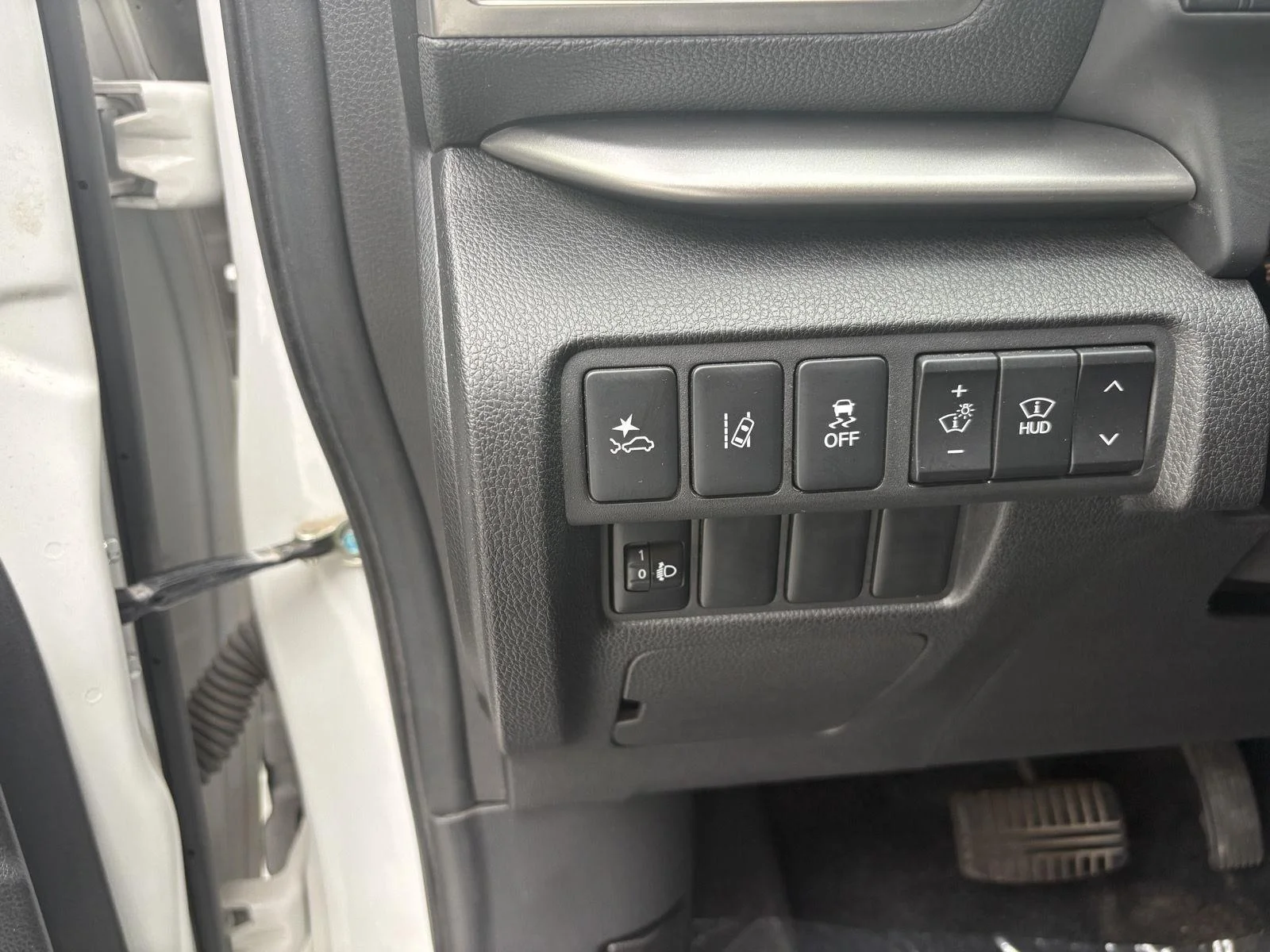 Used 2019 Pearl White Mitsubishi SEL image 16