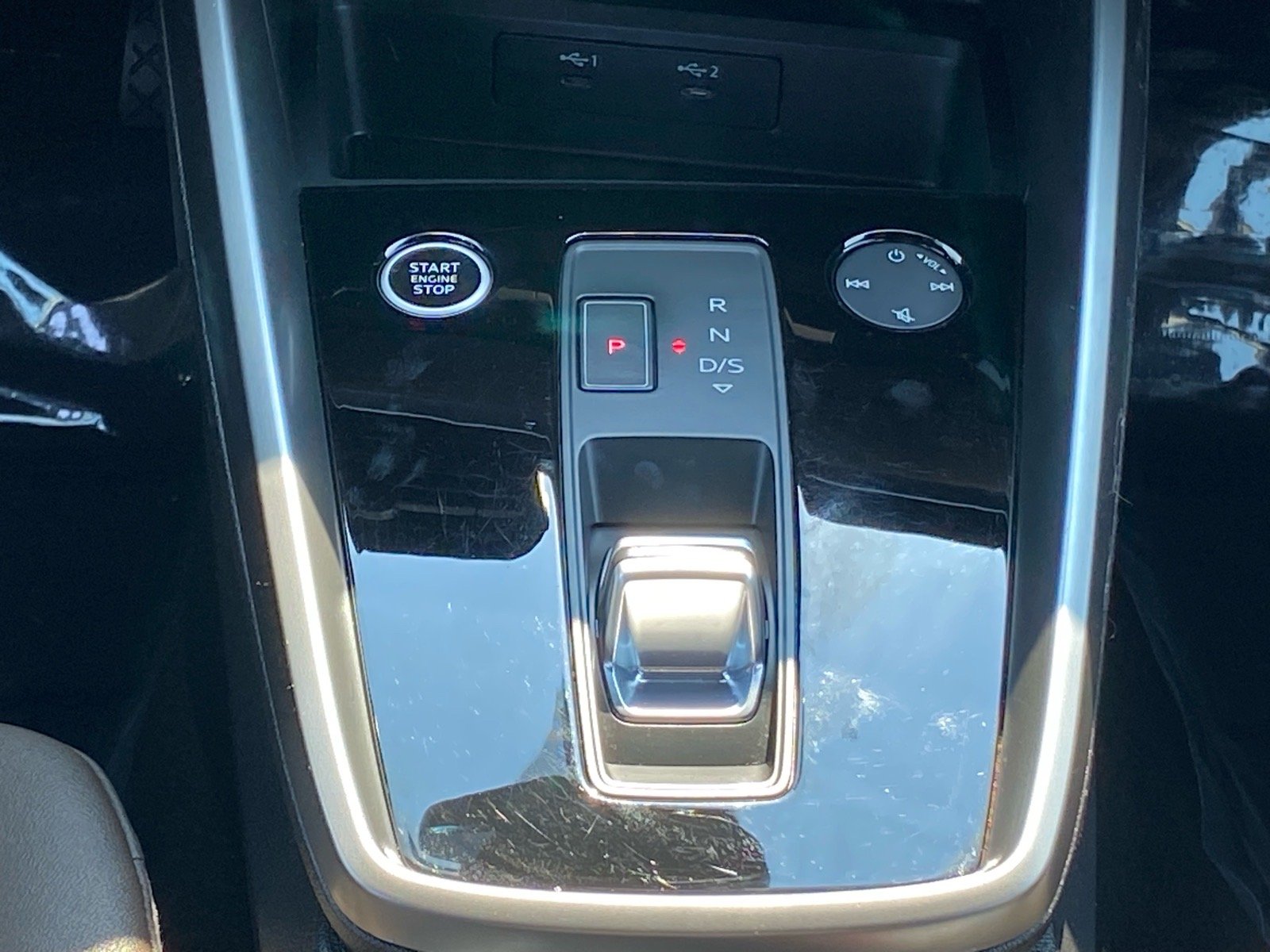 Used 2022 White Audi 40 Premium image 9
