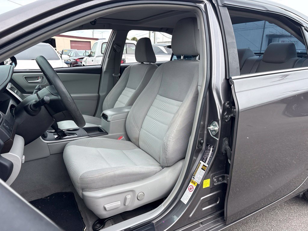 Used 2015 Gray Toyota LE image 9