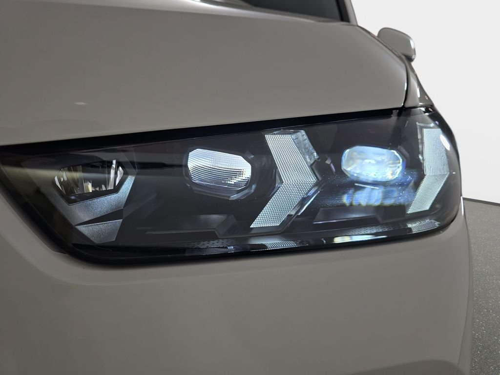 New 2026 Alpine White BMW xDrive50e image 33