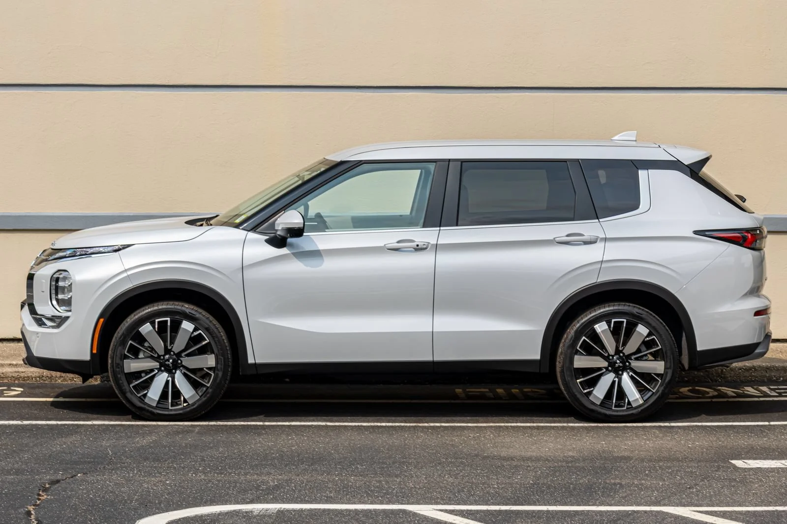 New 2026 White Mitsubishi SE image 4