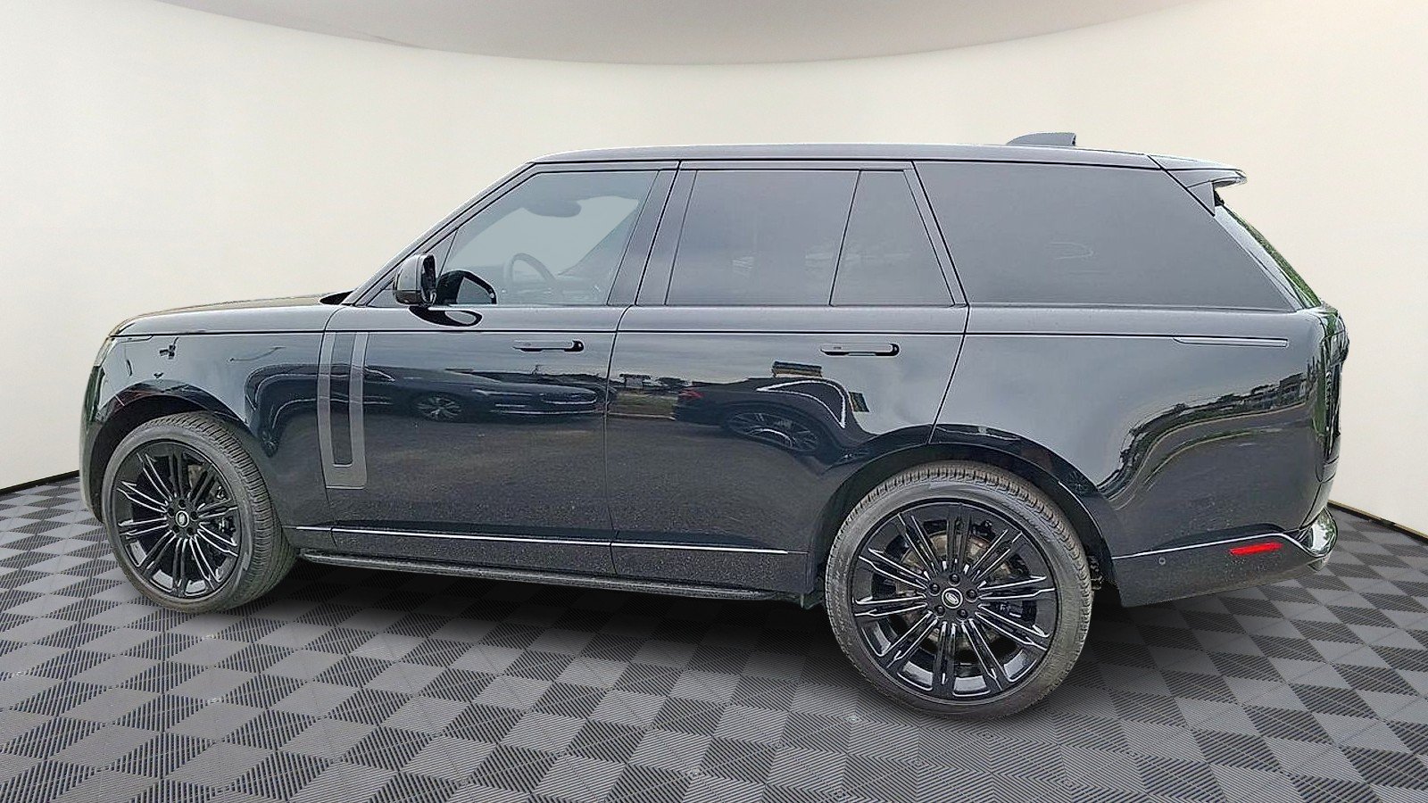 Certified Used 2025 Santorini Black Metallic - 1AG Land Rover P530 SE image 5