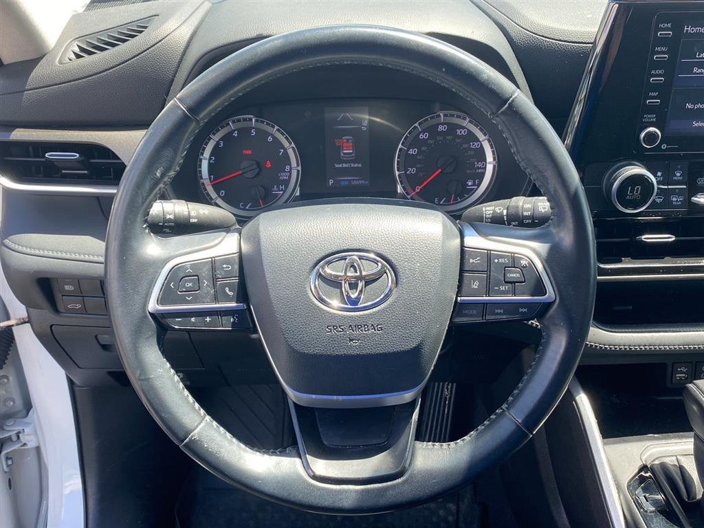 Used 2022 Wind Chill Pearl Toyota LE image 12