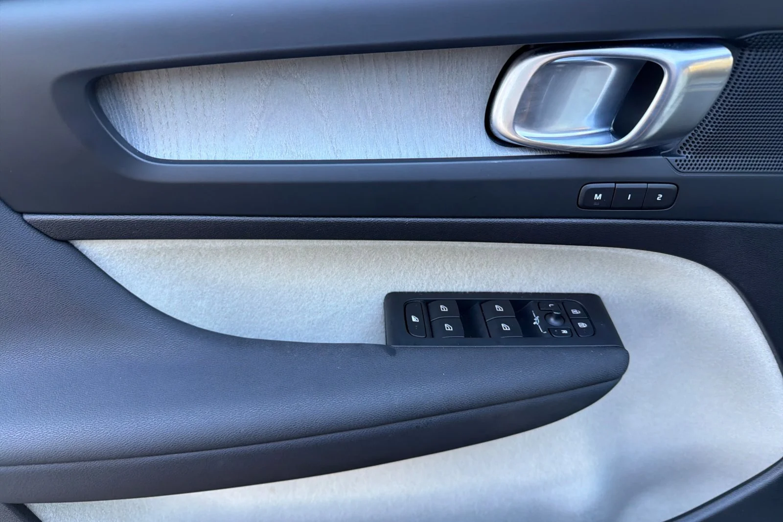 Used 2023 ONYX BLACK Volvo Plus Dark Theme image 9