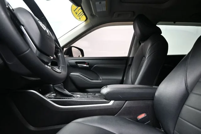 Used 2021  Toyota XLE image 17
