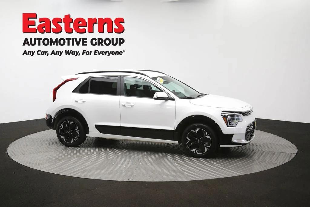 Used 2024 White Kia Wind image 45