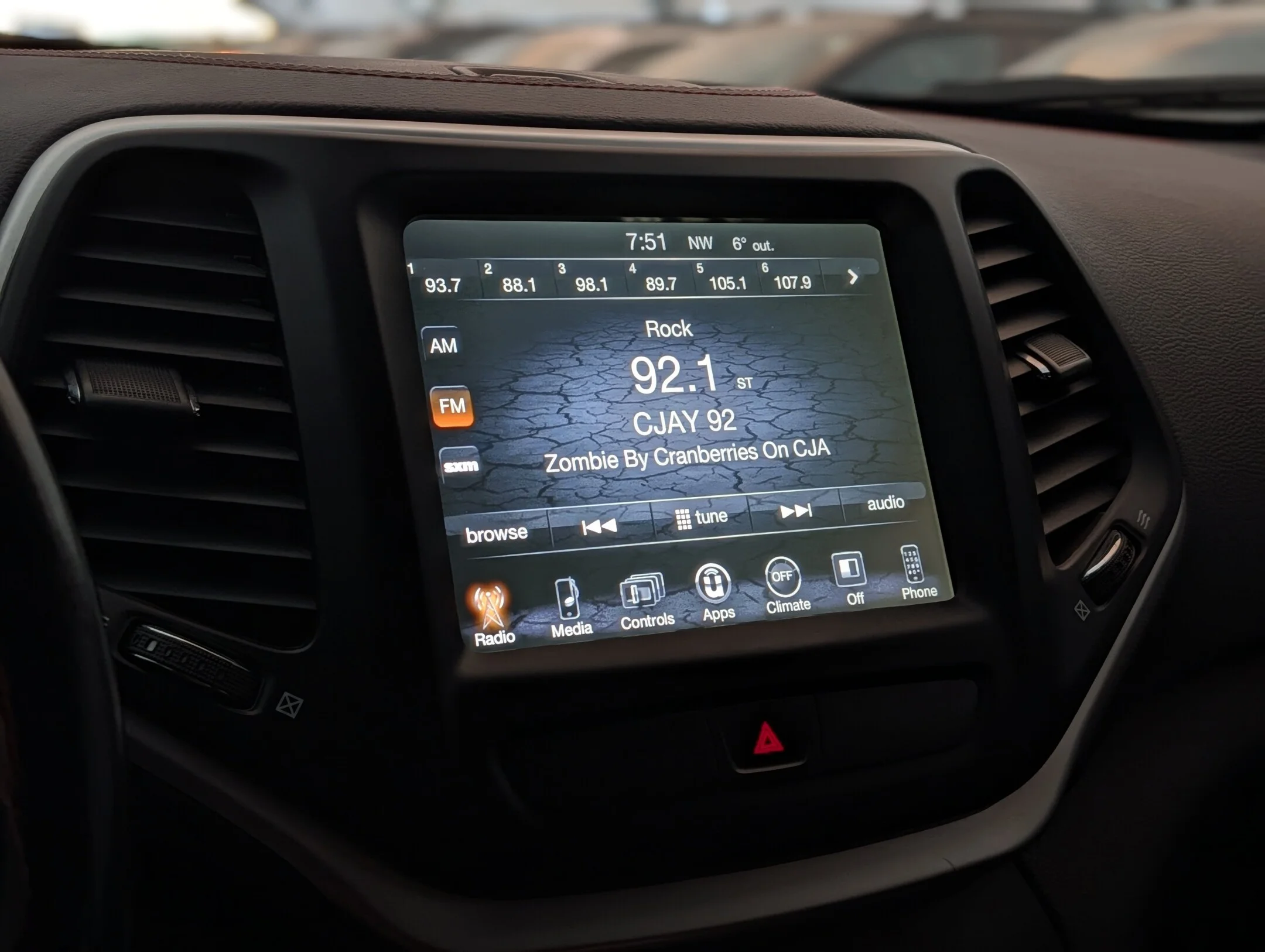 Used 2017 Grey Jeep Trailhawk - Leather - Uconnect 8.4 Touchscree - 4WD 4dr Trailhawk image 23
