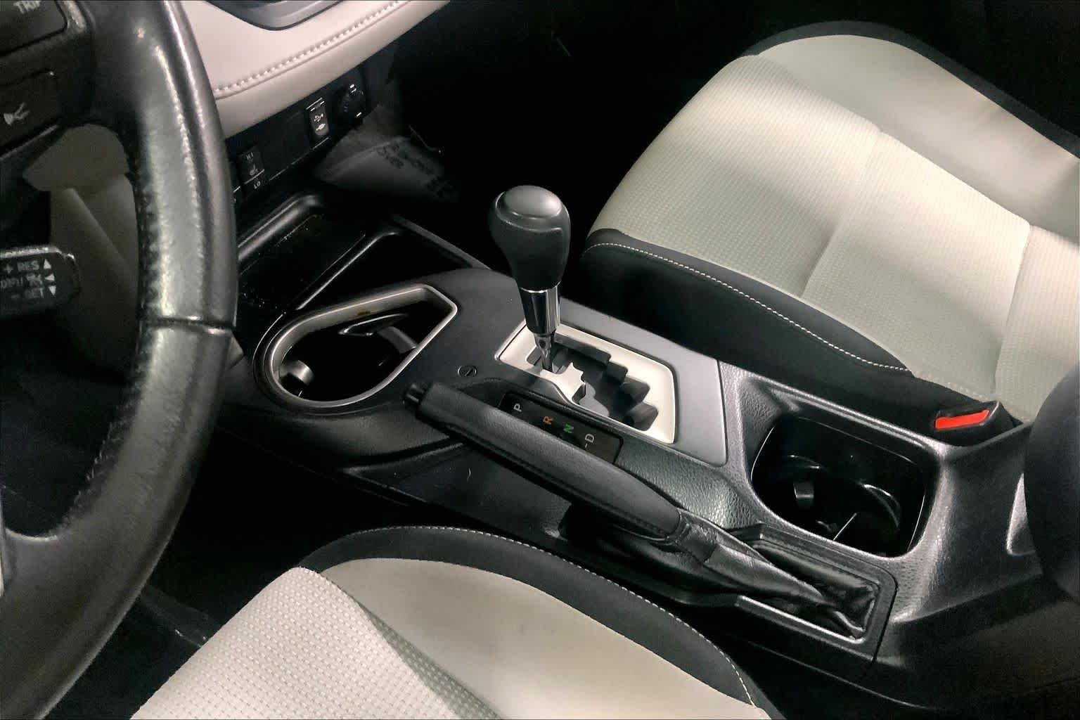Used 2018 Super White Toyota XLE image 17