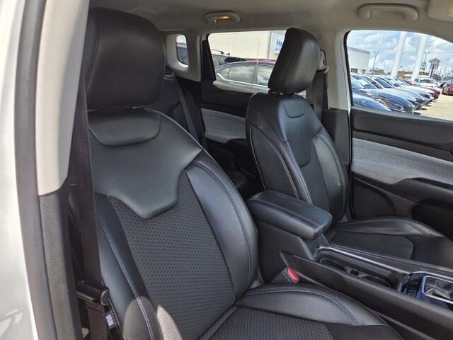 Used 2022 Bright White Clearcoat Jeep Latitude image 28