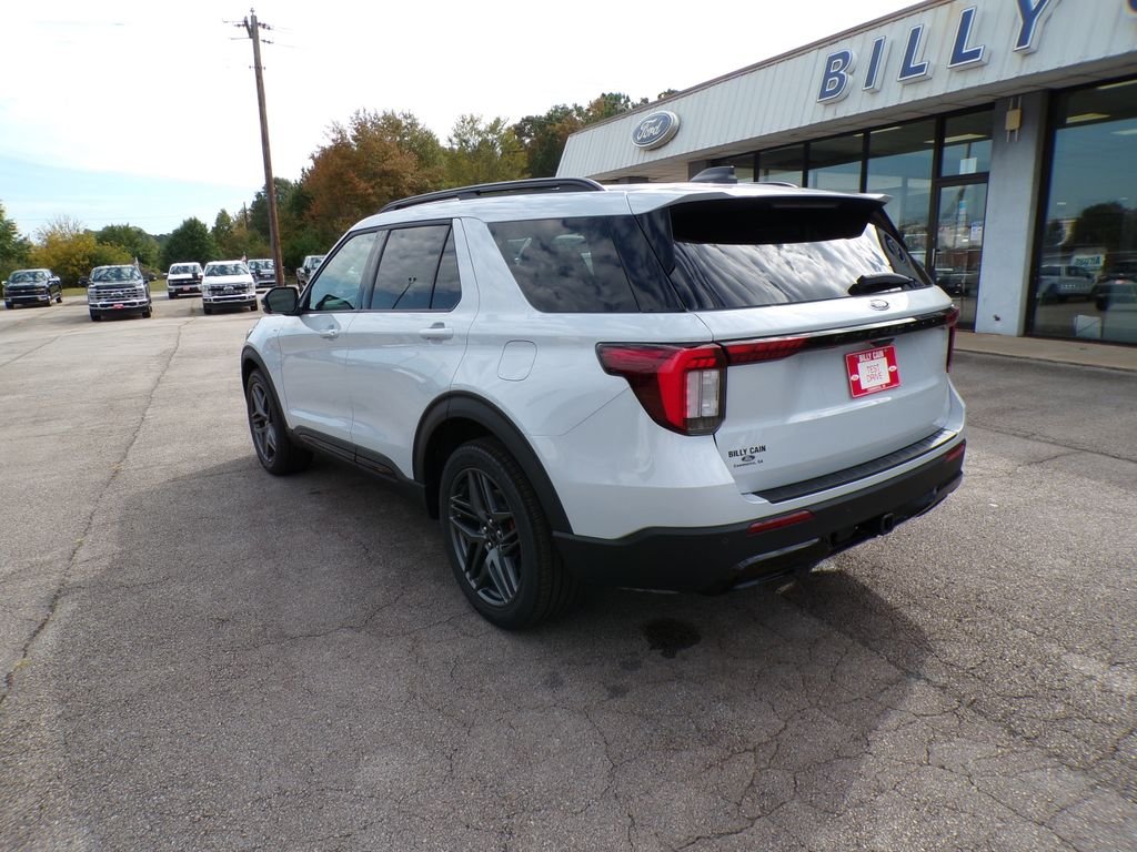 New 2026 Space White Metallic Ford ST-Line image 5