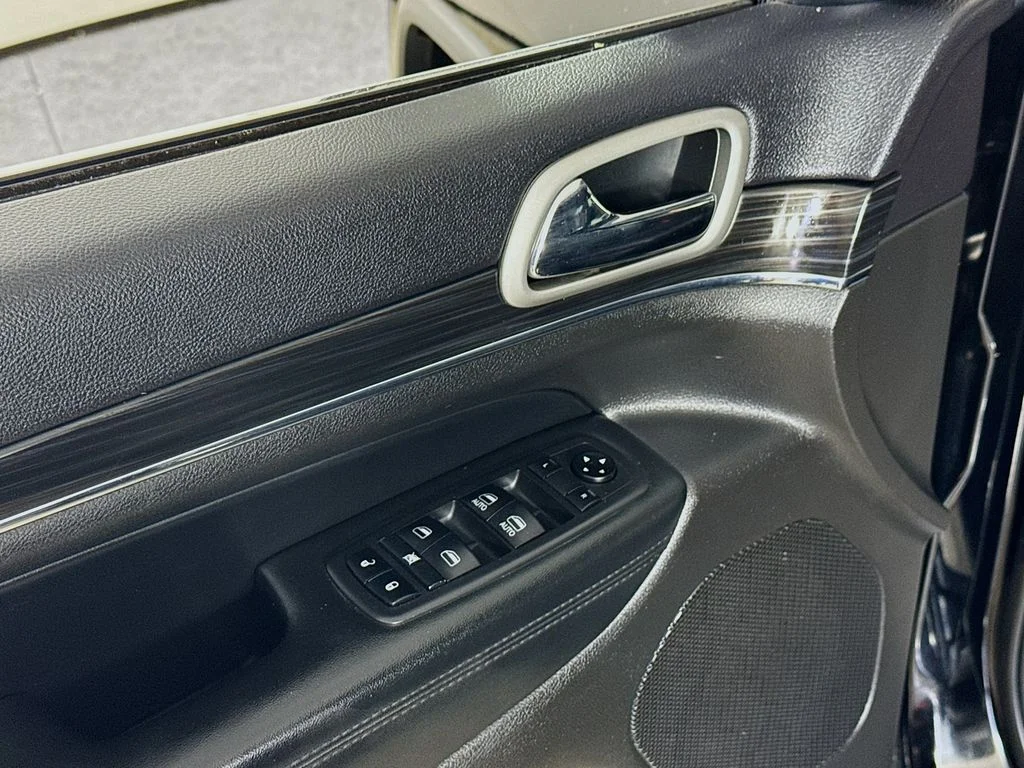 Used 2019 Diamond Black Crystal Pearlcoat Jeep Limited image 21