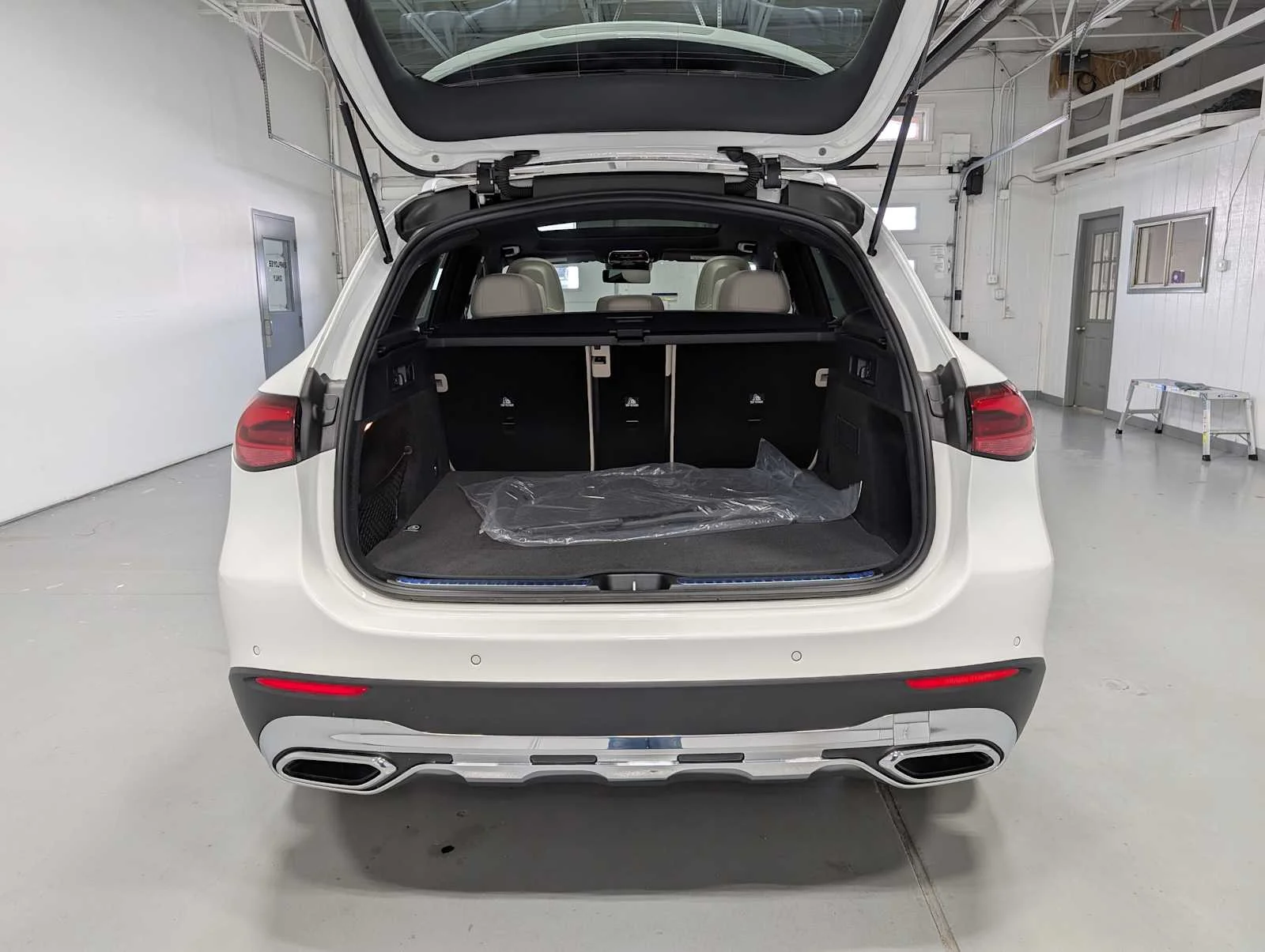 Certified Used 2026 Polar White Mercedes-Benz GLC 300 image 33