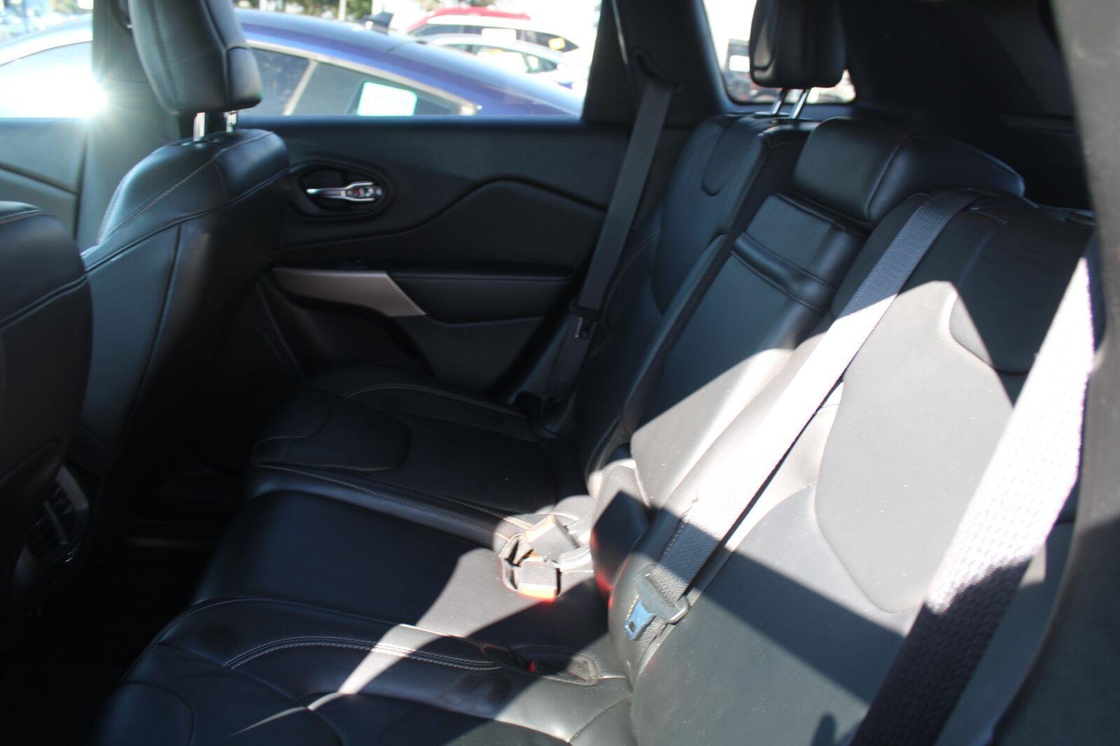Used 2017 Diamond Black Crystal Pearlcoat Jeep Limited image 7