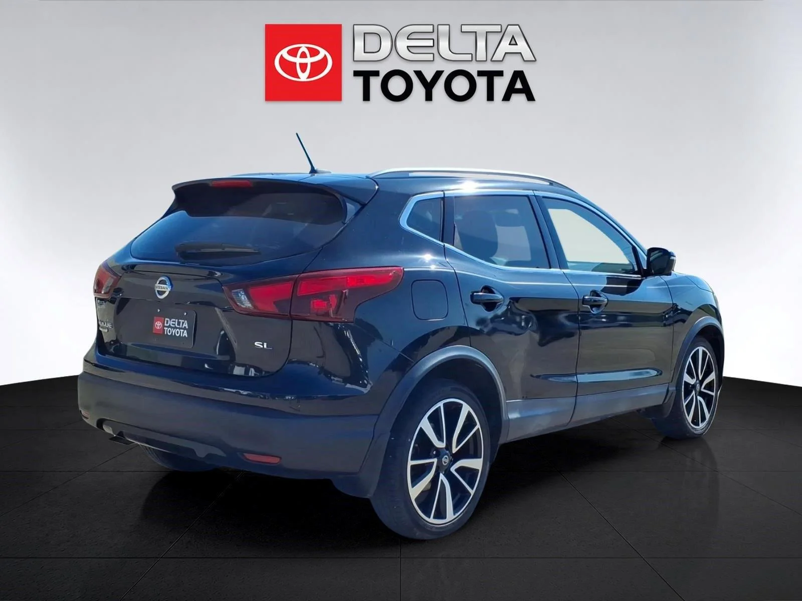 Used 2017 Magnetic Black Nissan SL image 5