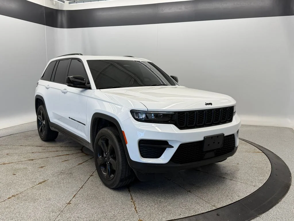 Certified Used 2023 White/off-white Jeep Altitude X image 13
