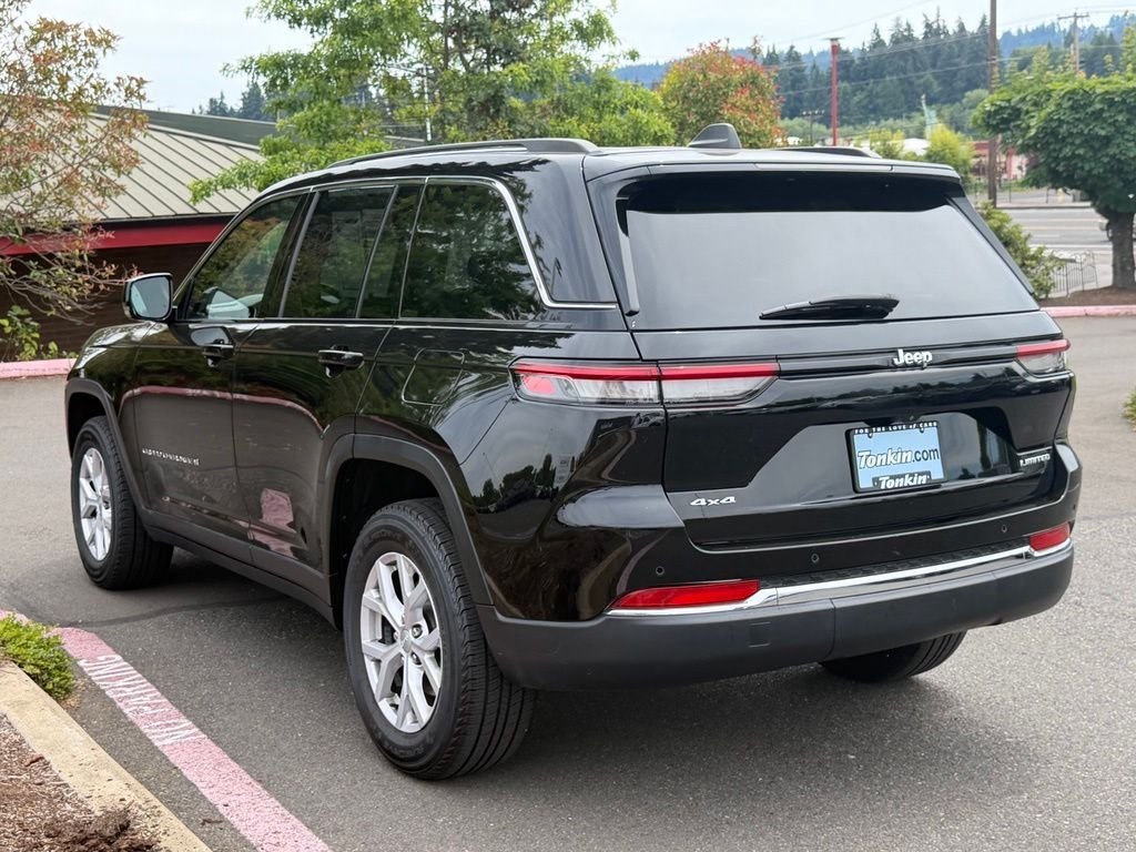 Used 2022 Diamond Black Crystal Pearlcoat Jeep Limited image 5