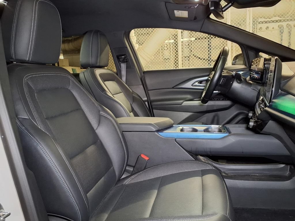 Used 2024 Iridescent Pearl Tricoat Chevrolet 2LT image 27