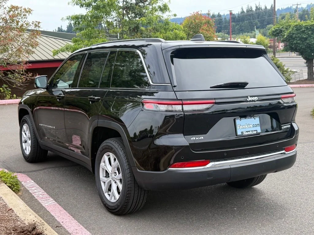 Used 2022 Diamond Black Crystal Pearlcoat Jeep Limited image 5