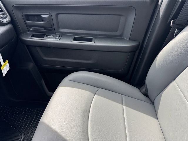 New 2024 Diamond Black Crystal Pearl-Coat Exterior Paint RAM Tradesman image 11