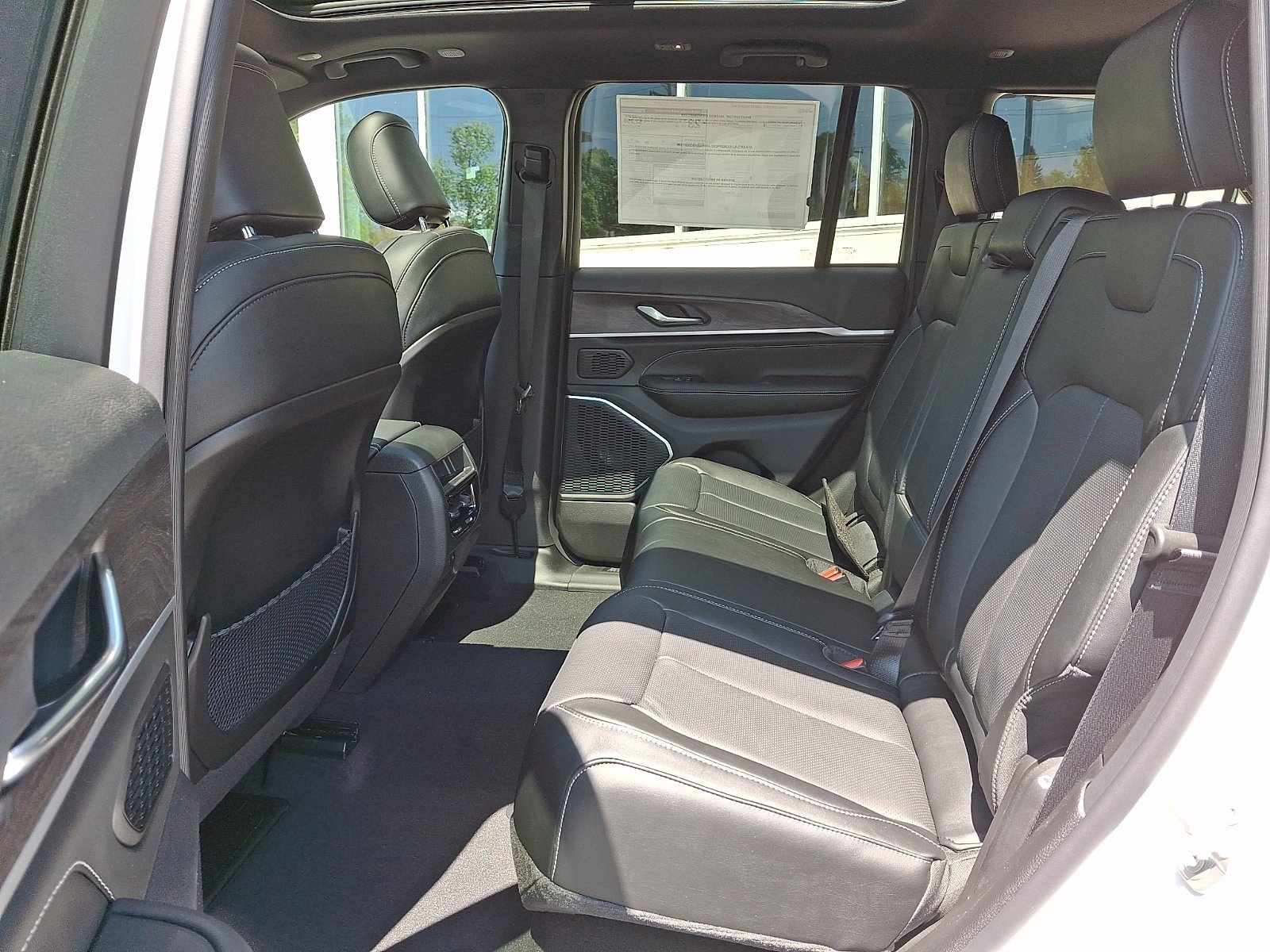 New 2026 Bright White Clear-Coat Exterior Paint Jeep Limited Reserve image 6