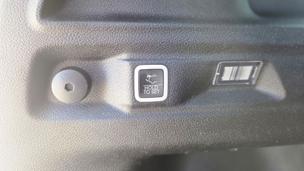 Used 2023 Silver Jeep Altitude image 10