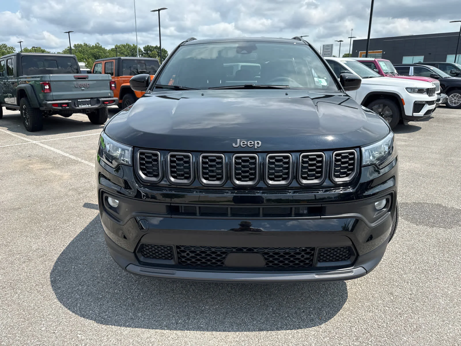 New 2026 Diamond Black Crystal Pearl-Coat Exterior Paint Jeep Latitude image 3