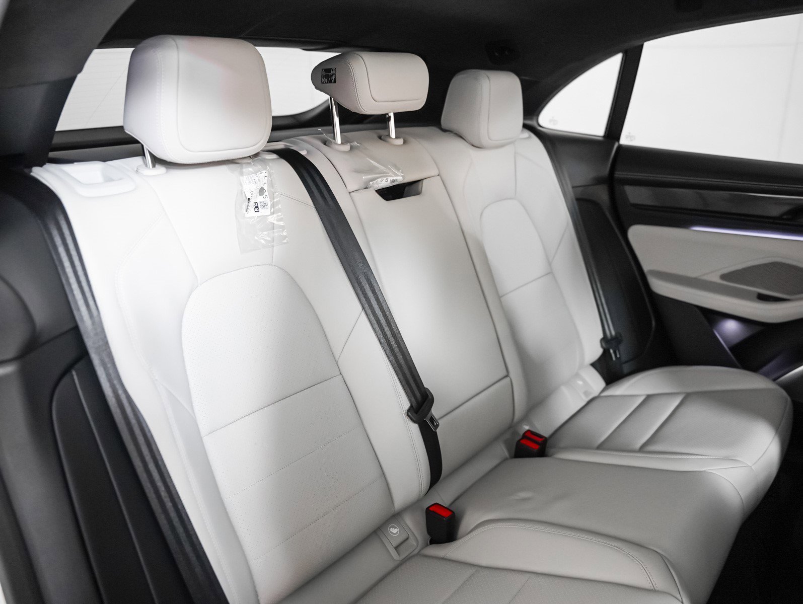 2025 Porsche Macan Turbo Electric - Photo 6