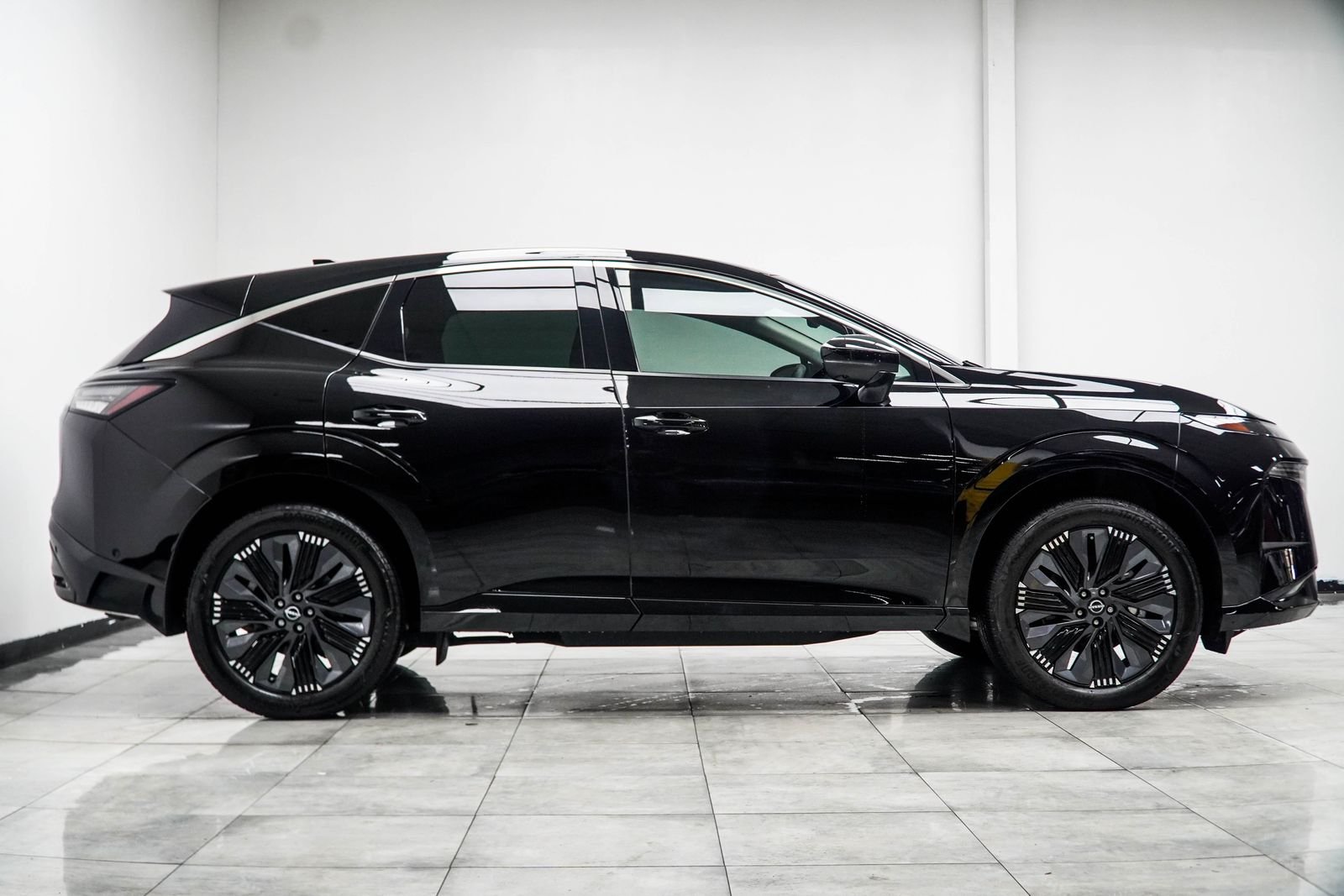 Used 2025 Black Nissan Platinum image 7