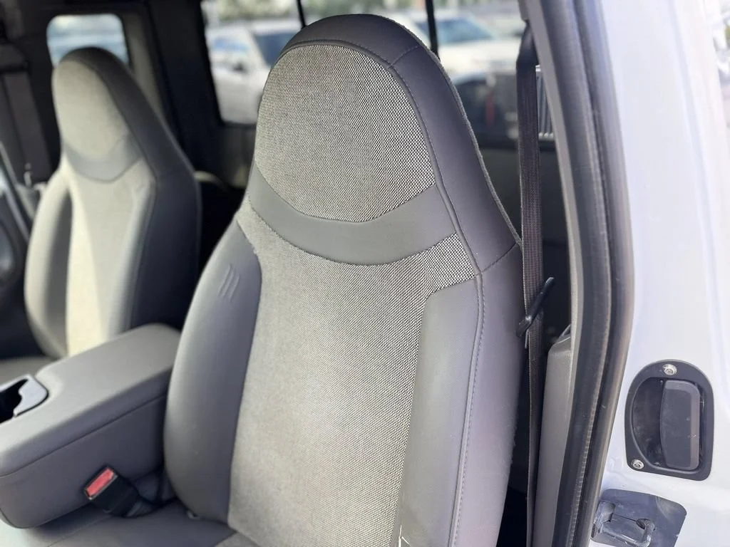Used 2001 White Ford  image 13