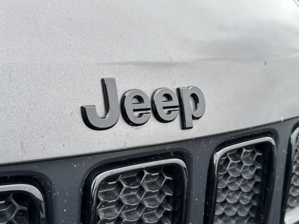 Used 2021  Jeep Altitude image 2