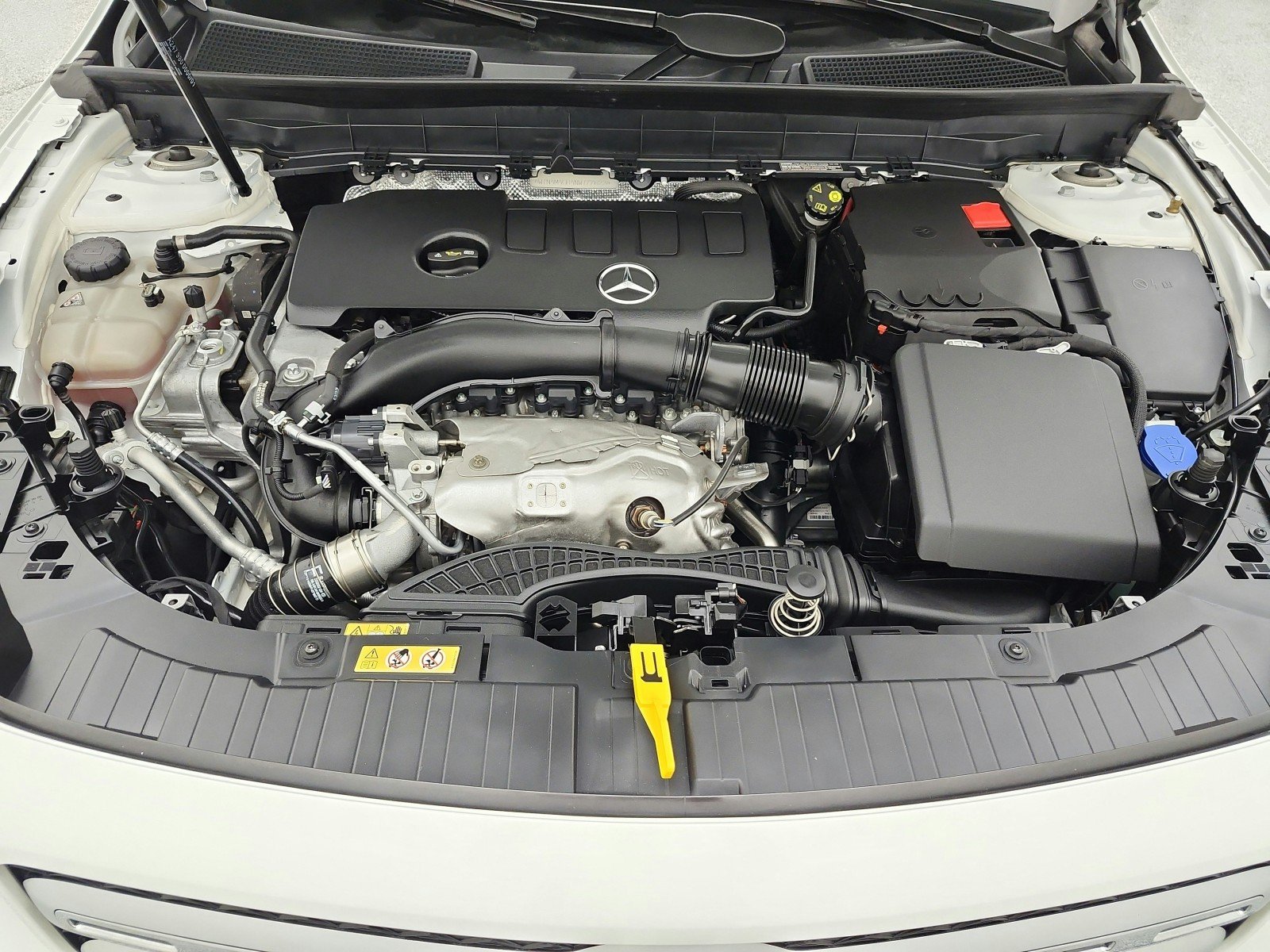 Used 2022 Polar White Mercedes-Benz GLB 250 SUV image 16