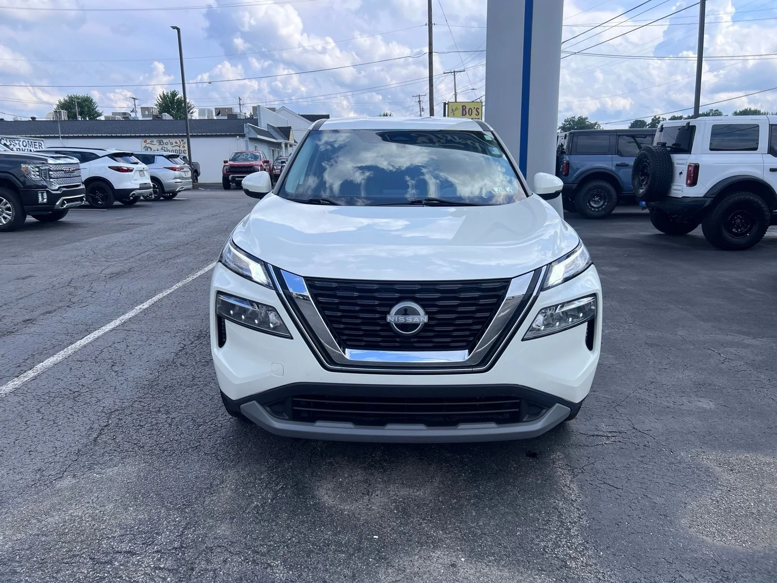 Used 2022 White Nissan SV image 2