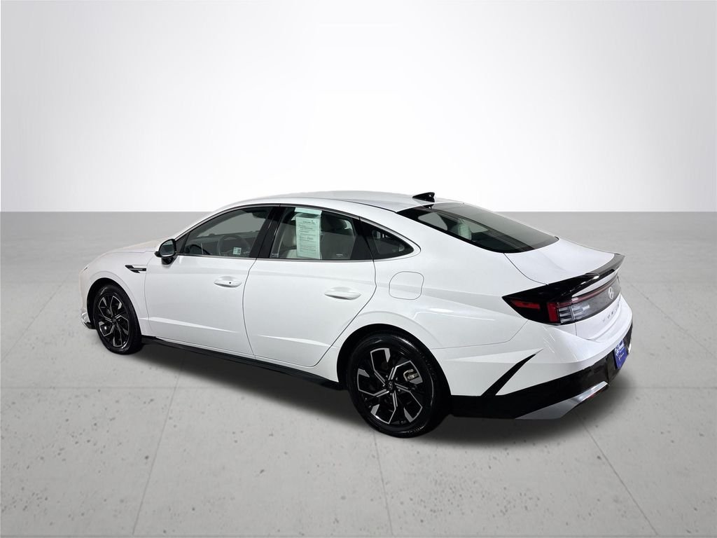 Used 2025 White Hyundai SEL image 8
