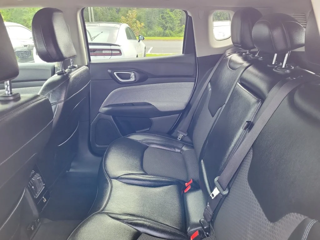 Used 2022 White Jeep Latitude image 20