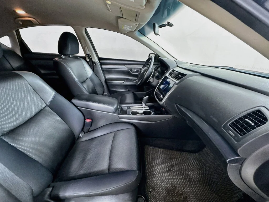 Used 2018 Super Black Clearcoat Nissan 2.5 SR image 33