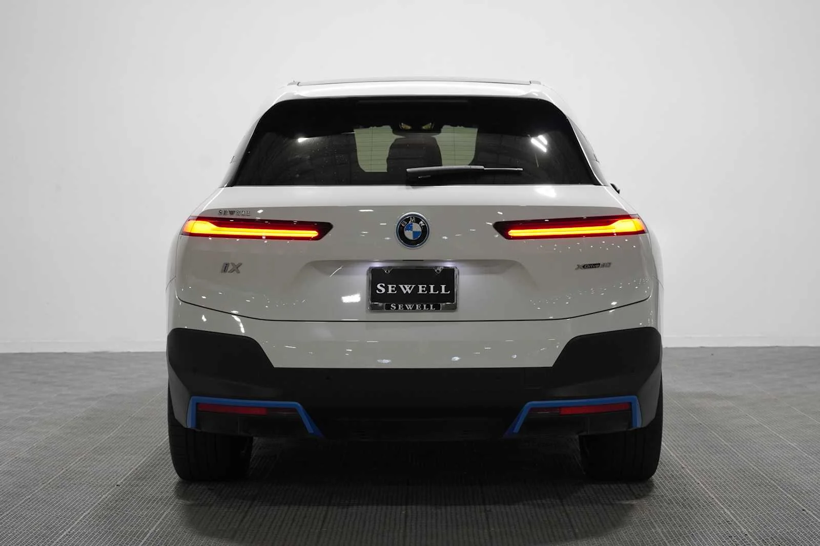 Certified Used 2024 Alpine White BMW xDrive50 image 5
